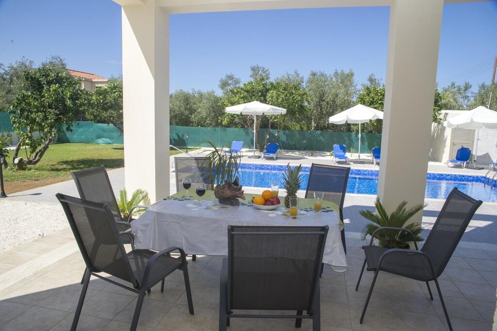 Residential Detached House - 4 BEDROOM VILLA 80 METERS WALKING DISTANCE FROM THE SEA